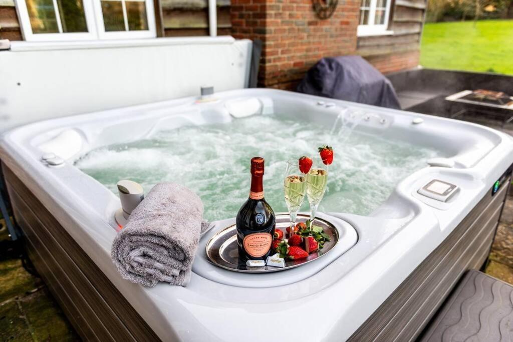 Langford Farmhouse - New Forest National Park Luxury 4Bd, Hot Tub, Cinema, 10 Acres Bartley Dış mekan fotoğraf
