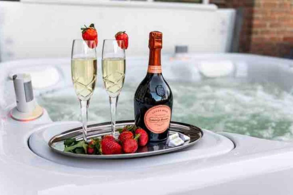 Langford Farmhouse - New Forest National Park Luxury 4Bd, Hot Tub, Cinema, 10 Acres Bartley Dış mekan fotoğraf